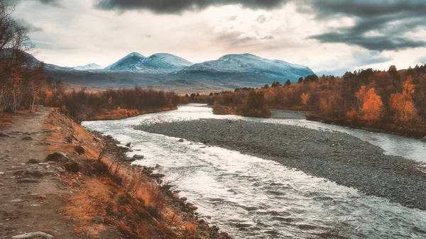 Kuzey İsveç 'te Abisko Ulusal Parkı' nda altın sonbahar akşamı