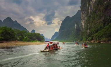 Tekneler turistleri nehirde sürüklüyor. Li Nehri (Lijiang) Guilin, Guangxi 'de yer alır..                              