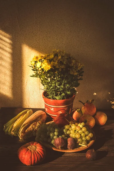 Bodegón Otoño Estilo Rústico Con Manzanas Calabaza Maíz Granada Higos — Foto de Stock