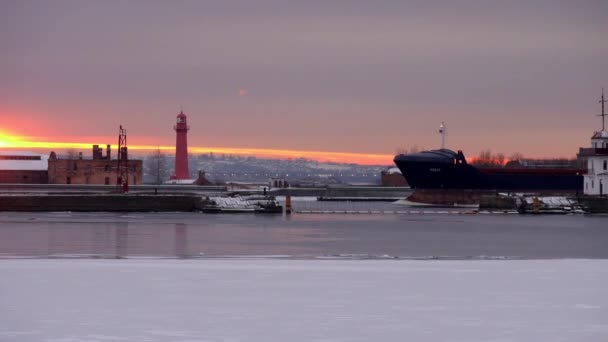 Enero Barco Navega Contra Atardecer Atardecer Invierno Ciudad Portuaria Kronstadt — Vídeo de stock
