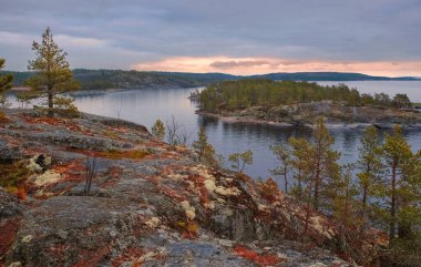 Karelia 'da bir sonbahar günü, Koyonsaari Adası' ndaki bir uçurumdan Ladoga Gölü 'ne kadar skerries ile birlikte manzarayı seyret.