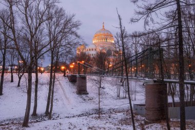 Kronstadt Saint Petersburg kış gecesindeki deniz katedrali.