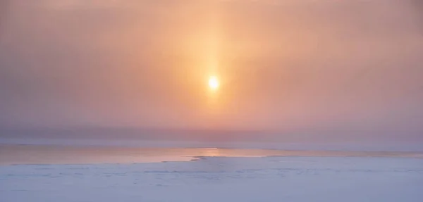 Zimowe Tło Słońce Mgle Zachodzie Słońca Nad Zamarzniętym Jeziorem Śniegu — Zdjęcie stockowe