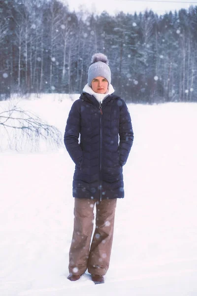 Νεαρή Λευκή Κοπέλα Χειμωνιάτικα Ρούχα Στο Φόντο Του Δάσους Χιονοπτώσεις — Φωτογραφία Αρχείου