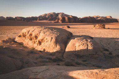 Kayalıklı kırmızı çöl Wadi Rum Ürdün 'de sıcak güneş altında