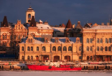 Rusya 'nın Vyborg şehrinin ortaçağ şehrinin eski ve güzel binalarıyla dolu bir set.