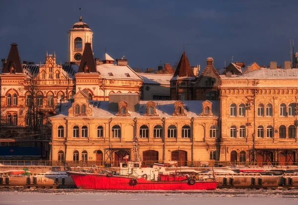 Rusya 'nın Vyborg şehrinin ortaçağ şehrinin eski ve güzel binalarıyla dolu bir set.
