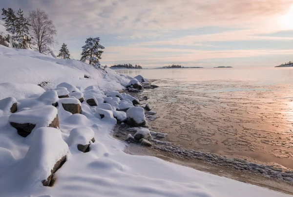 Costa Hielo Agua Lago Ladoga Amanecer Con Nieve Fresca Puesta —  Fotos de Stock