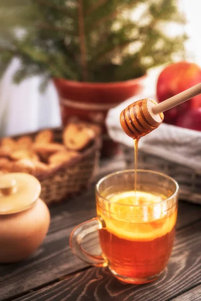 Gorąca Herbata Cytryną Miodem Drewnianym Tle Stołu Tle Ciasteczek Jabłek — Zdjęcie stockowe