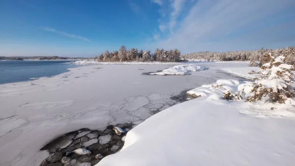 Ulusal Park Ladoga Skerries, kışın Karelia 'da. Ladoga Gölü 'ndeki kardaki adalar 