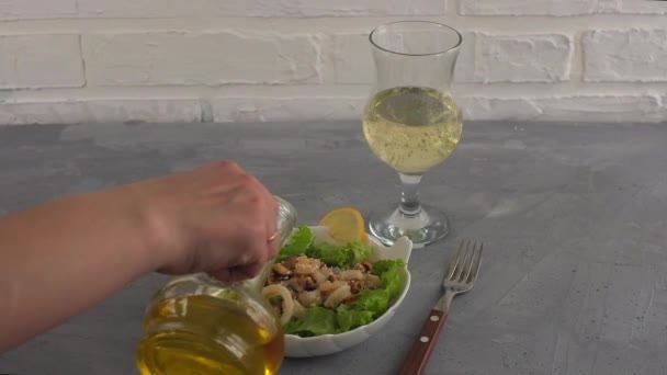 Donna Mano Versa Olio Oliva Insalata Frutti Mare Caldi Freschi — Video Stock