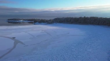 Ulusal Park Ladoga Skerries, kışın Karelia 'da. Ladoga Gölü 'ndeki küçük adalar