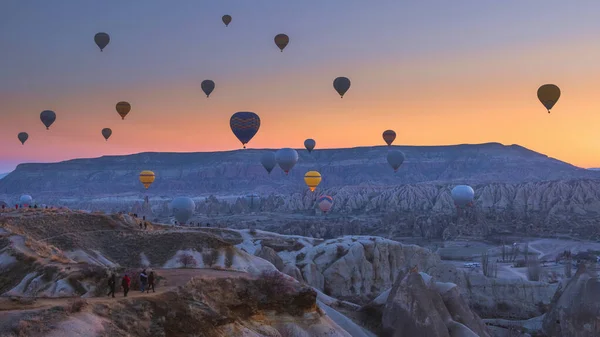 Heißluftballons Fliegen Bei Sonnenaufgang Über Den Bergen Kappadokien Türkei — Stockfoto