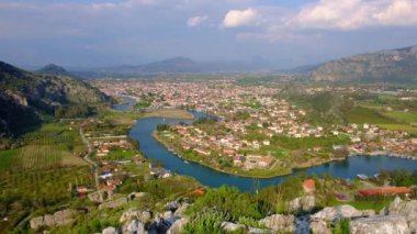 Nehir vadisi ve Dalyan şehrinin güzel panoramik manzarası, Mugla Türkiye 'nin Kaunos kentinin bakış açısından.