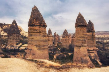 İlkbaharda Türkiye 'nin Kapadokya kentinin Goreme kasabası yakınlarındaki Küçük Aşk Vadisi
