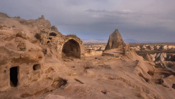 Antigua Ciudad Uchisar Con Viviendas Residenciales Cuevas Capadocia Turquía Atardecer — Foto de Stock