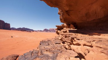 Ürdün 'deki Wadi Rum' un kuru ve sıcak kırmızı çölü.