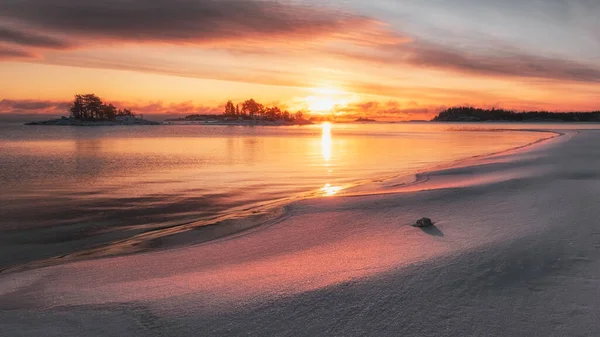 หนาวพระอาท นบนทะเลสาบลาโดก าในคาร สเซ — ภาพถ่ายสต็อก