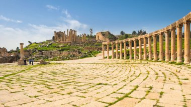 Ürdün 'deki Jerash şehrinin yıkıntıları üzerindeki tapınak ve sütunlu meydan  