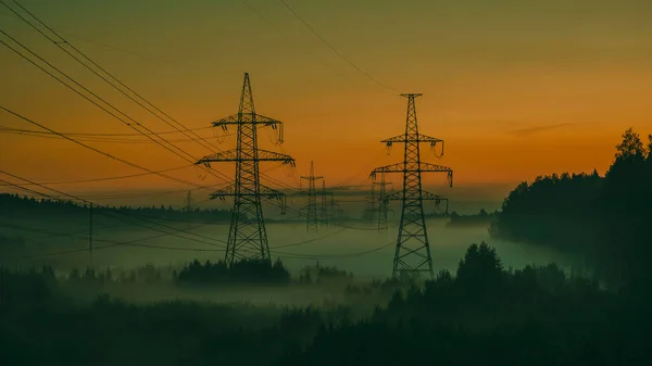 Pali Alta Tensione Nella Nebbia Serale Tramonto Estivo — Foto Stock