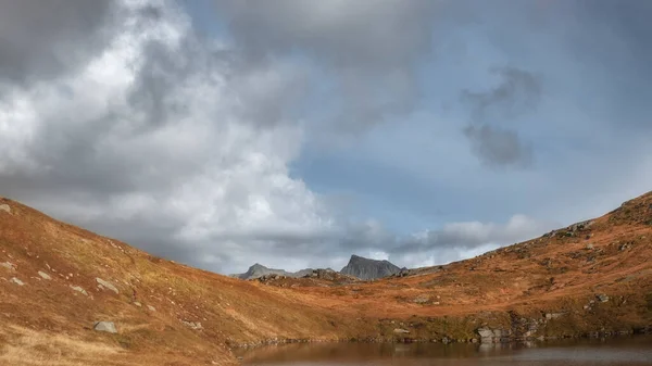 Červené Kopce Hory Modrá Obloha Mraky Tak Krásný Podzim Lofotenských — Stock fotografie