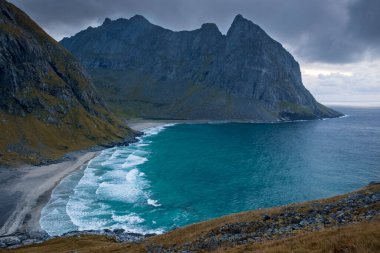 Kvalvika sahilindeki dağların arasında deniz suyu