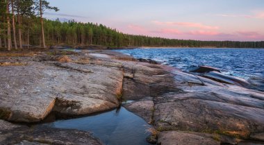 Kuzey Rusya, Karelia 'daki Onega Gölü' nde yaz mevsiminde Besov Burnu