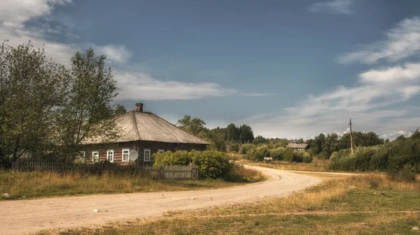 Stará Vesnice Dřevěnými Domy Prašnou Silnicí Severu Ruska Létě — Stock fotografie