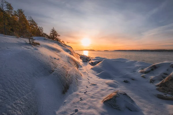 Russische Winterlandschaft Felsen Und Sonnenaufgang Auf Der Ladoga Insel Kajosaari — Stockfoto