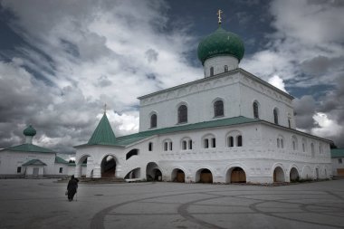Rusya 'nın Leningrad bölgesinde Roshinskoye Gölü üzerindeki Kutsal Üçlü Alexander Svirsky Manastırı' ndaki Trinity Katedrali..