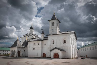 Rusya 'nın Leningrad bölgesinde Roshinskoye Gölü' ndeki Kutsal Bakire Alexander Svirsky Manastırı Kilisesi..