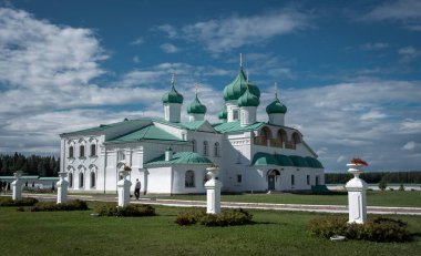 26 Ağustos 2021 Rusya Leningrad Bölgesi Roshinskoye Gölü 'ndeki Alexander Svirsky Manastırı..   