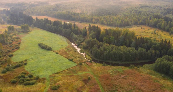 Eine Kleine Brücke Über Den Schönen Fluss Einem Feld Der — Stockfoto