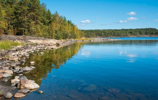 Costa Pedregosa Lago Ladoga Karelia Día Soleado Principios Otoño — Foto de Stock