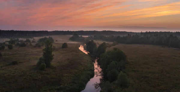 Pequeño Río Hermoso Campo Cerca Del Bosque Atardecer Paisaje Verano — Foto de Stock