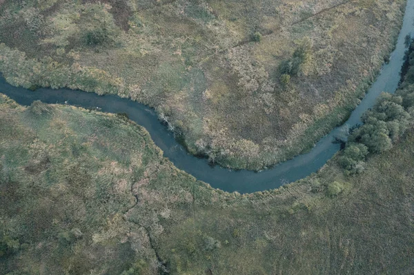 Natuurlijke Achtergrond Rivier Tussen Het Herfstgras Het Veld Uitzicht Vanaf — Stockfoto