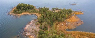 Sonbaharda kuzey manzarası, Baltık Denizi Körfezi. Top view panoraması
