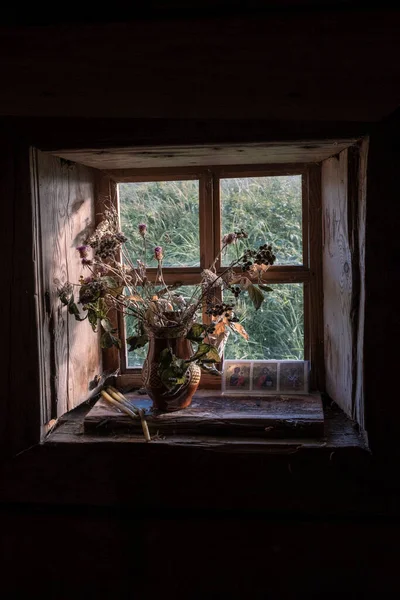 Küçük Ahşap Bir Köyün Kilisesinin Penceresindeki Bir Kazanda Kurumuş Çiçekler — Stok fotoğraf