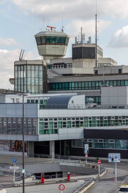 Berlin, Almanya - 15 Eylül 2018: Berlin Tegel - Otto Lilienthal Havaalanı Hava Trafik Kontrol Kulesi ve Terminal Binası, TXL, EDDT
