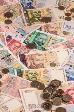 Konuları iş, bankacılık, medya vs. olarak resmetmek için büyük seçenekler sunan Bulgar lev banknotları ve sikkelerinin bir bileşimi.
