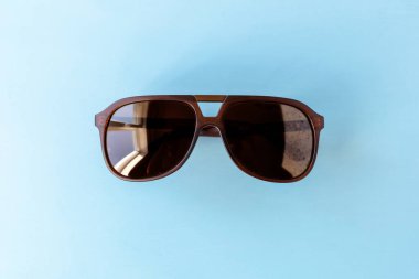 açık mavi arkaplanda güneş gözlüğü