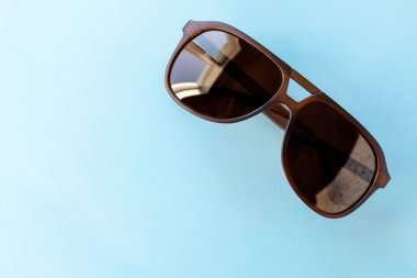 Açık mavi arkaplanda güneş gözlüğü, boşluğu kopyala