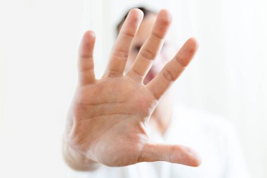 Açık arkaplanda açık erkek avuç içi durağı sembolü