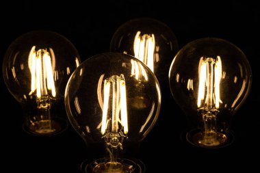 Siyah arkaplanda parlak ampulleri kapat