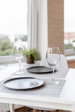 Romantik bir akşam yemeği için iki kişilik masa.