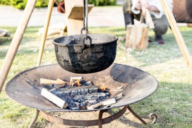 Siyah Kamp Ateşi Pişirme Tenceresi