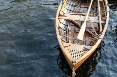 Kürekli ahşap bir teknenin pruvası.