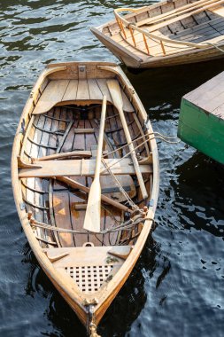 İskelede kürekleri olan ahşap tekne.