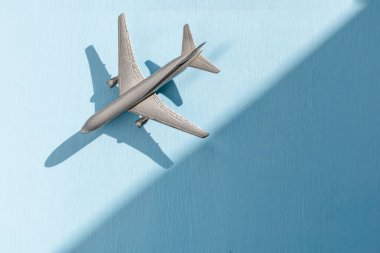 Açık mavi arkaplanda model uçak, boşluğu kopyala