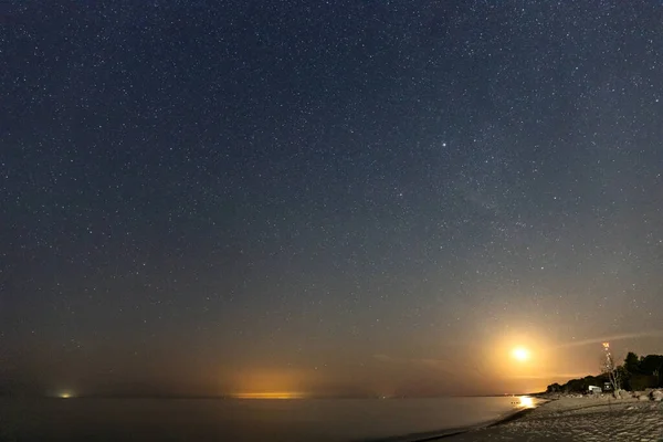 Νύχτα Έναστρο Ουρανό Ανερχόμενο Φεγγάρι Πάνω Από Την Παραλία Της — Φωτογραφία Αρχείου